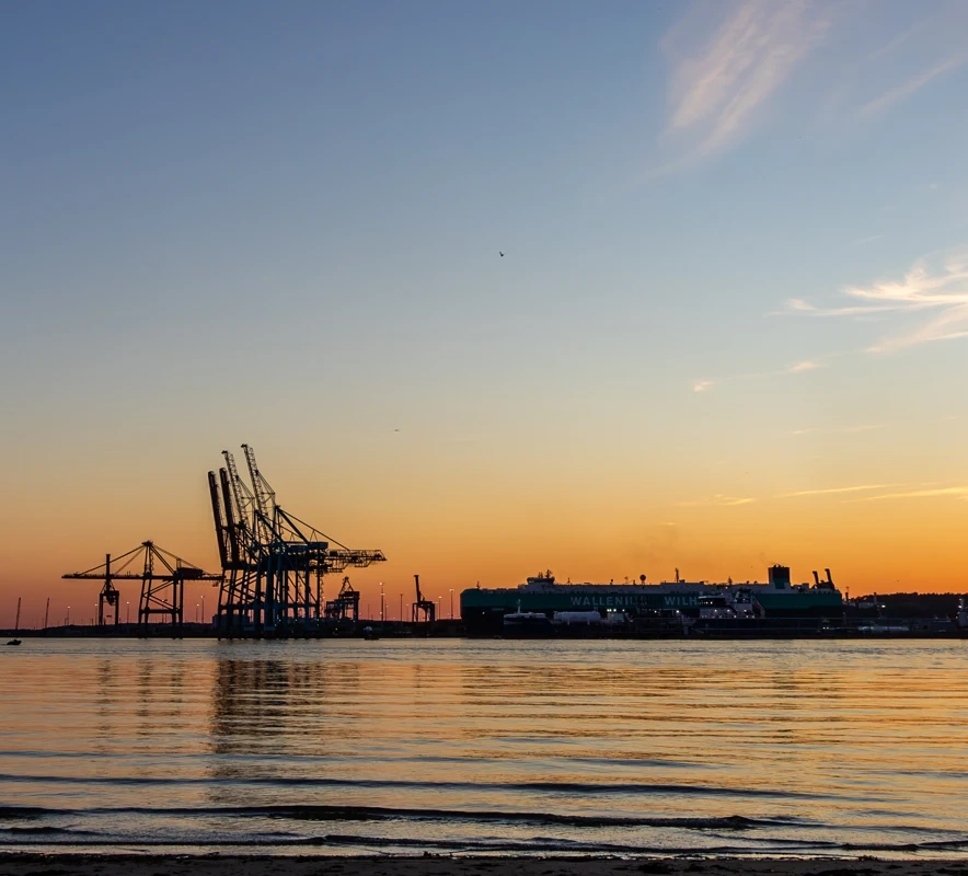 Göteborgs hamn vid solnedgång